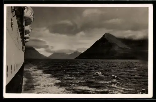 AK Norwegen, Blick auf die Küste vom Passagierschiff aus