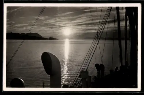 AK Norge, Mitternachtssonne vom Deck eines Passagierschiffes gesehen