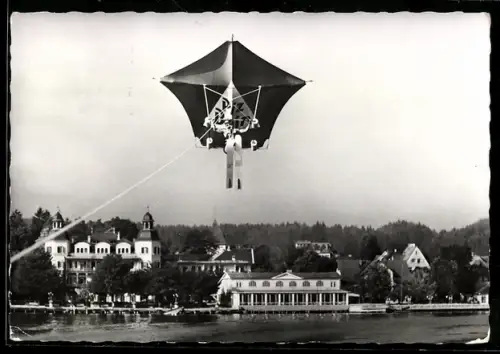 AK Velden am Wörthersee, Drachenflieger über dem See vor Ortspanorama