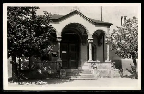 AK Steinach am Brenner, Gebäude-Eingangsportal mit Säulen und Gewölbedecke