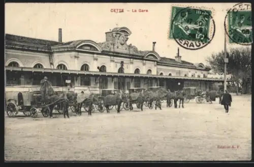 AK Cette, La Gare, Bahnhofsgebäude mit Pferdekutschen