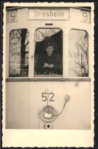 Foto-AK Griesheim / Frankfurt, Strassenbahn der Linie 9 mit Schaffner
