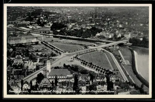 AK Saarbrücken, Gesamtbild mit Bismarckbrücke, Original-Fliegeraufnahme