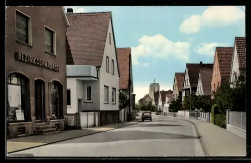 AK Grossen-Buseck, Wilhelmstrasse mit Bezirks-Sparkasse u. Kirche