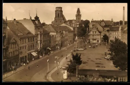 AK Cottbus, Altmarkt mit Automobilen, Litfasssäule, Geschäften und Fussgängern
