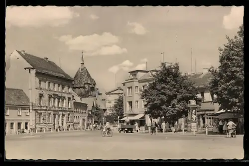 AK Guben, Wilhelm-Pieck-Stadt, am Dreieck mit Passanten und Geschäften