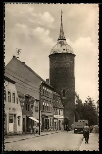 AK Luckau /Nd.-Lausitz, Lange Strasse mit Rotem Turm