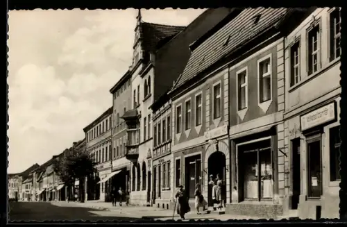 AK Luckau /N.-L., Hauptstrasse mit Geschäften