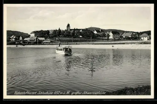 AK Schluchsee, Ortsansicht mit Fahrgastboot Deutschland auf dem Schluchsee, -Fahne