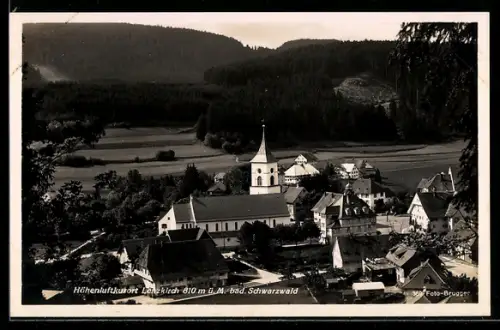 AK Lenzkirch, Ortsansicht mit Kirche und Bergblick