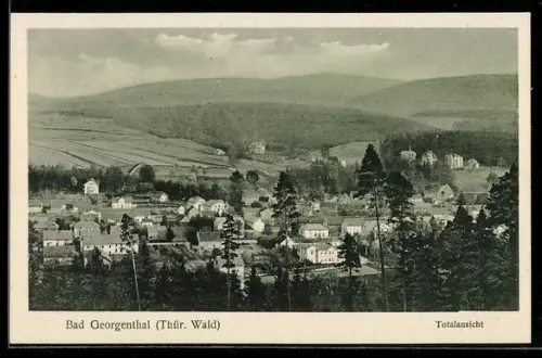 AK Bad Georgenthal /Thür. Wald, Totalansicht des Ortes mit umgebenden Wälndern