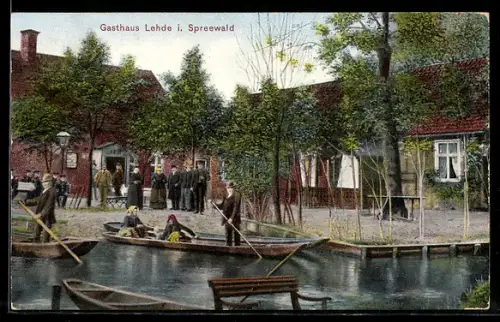 AK Lehde i. Spreewald, Gasthaus Lehde, Kähne u. Versammlung vor dem Gasthaus