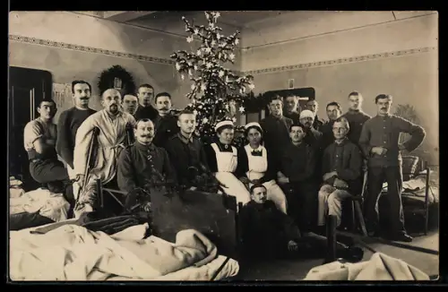 Foto-AK Arnsdorf /Sachsen, Soldaten im Reservelazarett mit Weihnachtsbaum