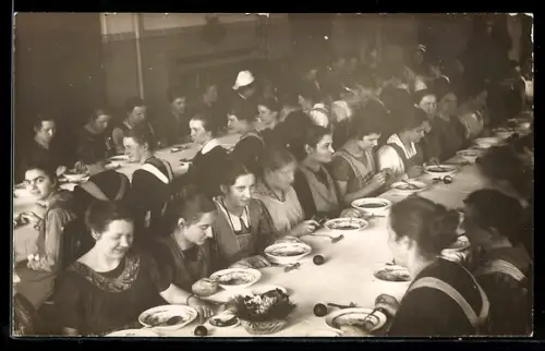 Foto-AK Arnsdorf /Sachsen, Krankenhaus, Schwestern am Tisch 1917