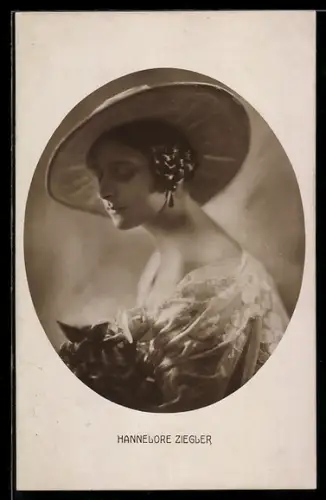 AK Tänzerin Hannelore Ziegler in eleganter Garderobe mit Hut