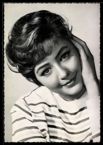 AK Musikerin Christine Kaufmann nachdenklich in die Kamera blickend