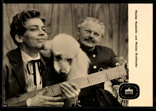 AK Schauspieler Meister Nadelöhr und Meister Briefmarke mit grossem Lineal und Pudel