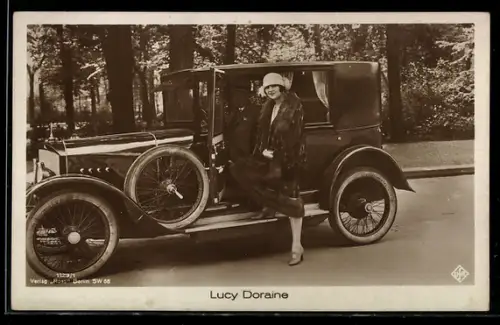 AK Schauspielerin Lucy Doraine steigt aus dem Mercedes