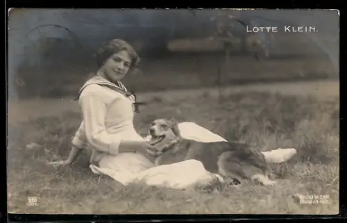 AK Schauspielerin Lotte Klein sitzt mit ihrem Hund auf der Wiese