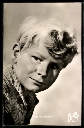 AK Schauspieler Jon Whiteley mit ernstem Blick