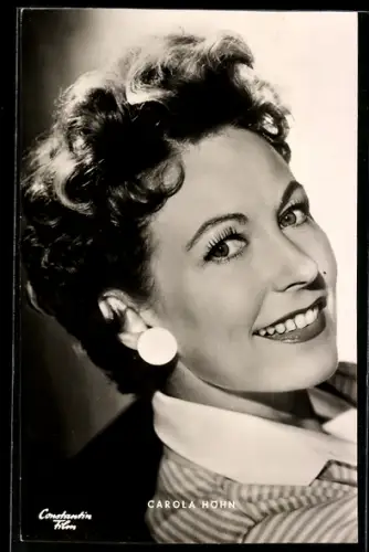 AK Schauspielerin Carola Höhn lächelnd in Kamera blickend