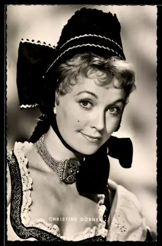 AK Schauspielerin Christine Görner in Tracht und Halskette posierend