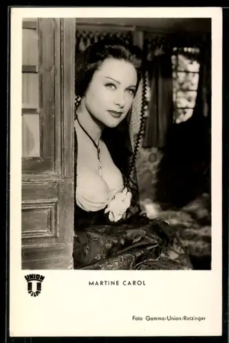 AK Schauspielerin Martine Carol mit grossem Ausschnitt