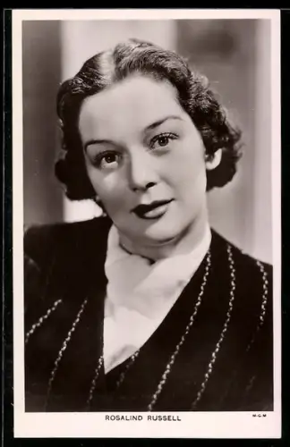 AK Schauspielerin Rosalind Russell in gestreifter Jacke mit hellem Schal