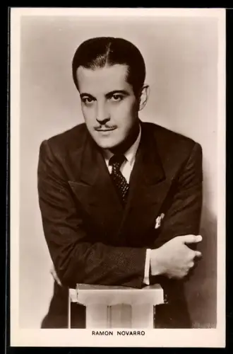 AK Schauspieler Ramon Novarro im Anzug posierend