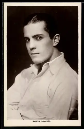 AK Schauspieler Ramon Novarro in Kamera schauend