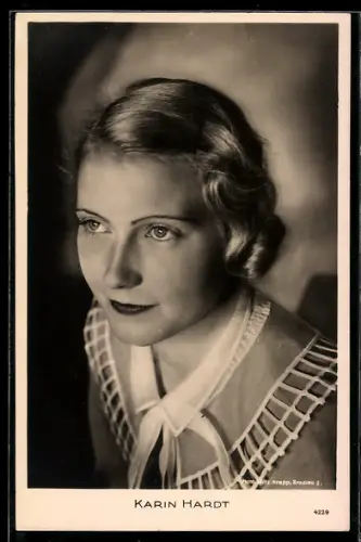 AK Schauspielerin Karin Hardt in nachdenklicher Pose