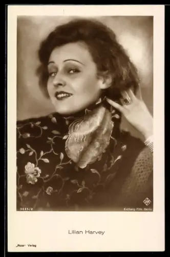 AK Schauspielerin Lilian Harvey mit einem selbstbewussten Lächeln