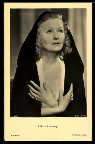 AK Schauspielerin Lilian Harvey mit Kapuze posierend