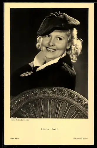 AK Schauspielerin Liane Haid mit bezauberndem Lächeln und Hut