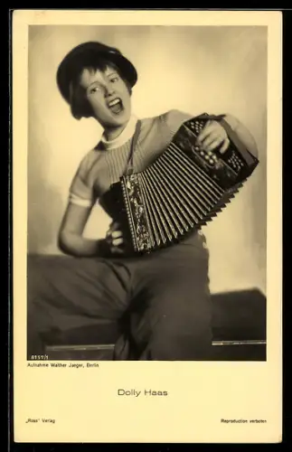 AK Schauspielerin Dolly Haas mit Akordion
