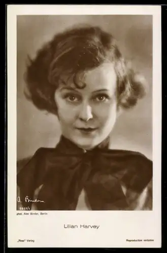AK Schauspielerin Lilian Harvey schaut aufmerksam in die Kamera