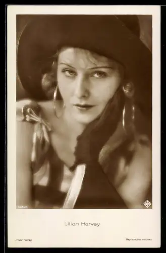 AK Schauspielerin Lilian Harvey mit Hut und grossen Ohrringen