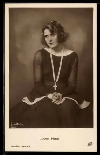 AK Schauspielerin Liane Haid mit Kette posierend