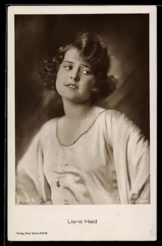 AK Schauspielerin Liane Haid nachdenklich zur Seite schauend