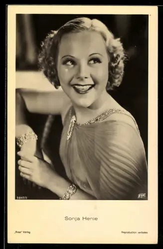 AK Schauspielerin Sonja Henie freundlich zur Seite blickend