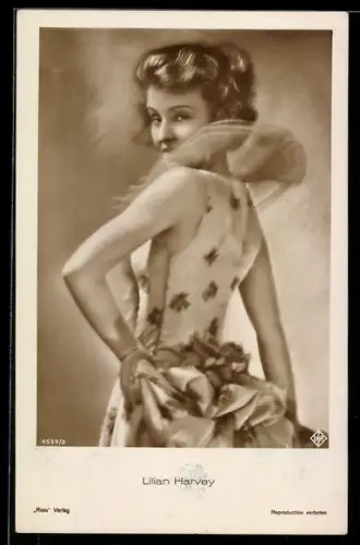 AK Schauspielerin Lilian Harvey blickt lächelnd über die Schulter