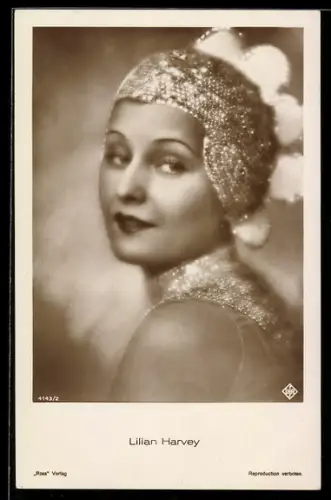 AK Schauspielerin Lilian Harvey mit Revuehut posierend