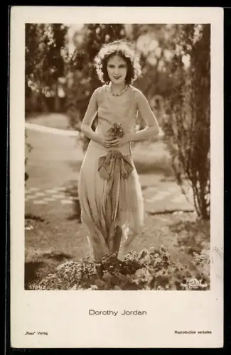 AK Schauspielerin Dorothy Jordan mit kleinem Blumenstrauss