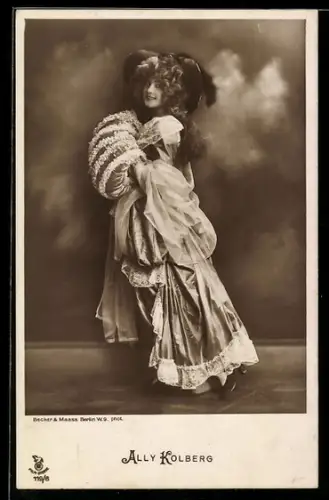 AK Schauspielerin Ally Kolberg, elegant mit Muff