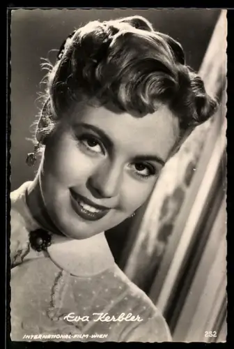 AK Schauspielerin Eva Kerbler lächelnd in Kamera blickend