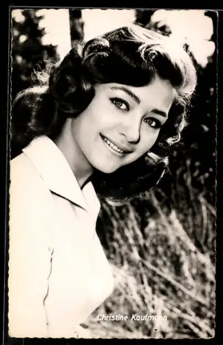 AK Schauspielerin Christine Kaufmann, den Blick in die Kamera gerichtet