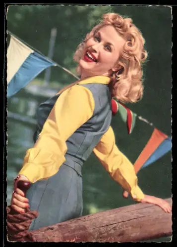 AK Sängerin Bibi Johns steht lachend auf einem Segelschiff