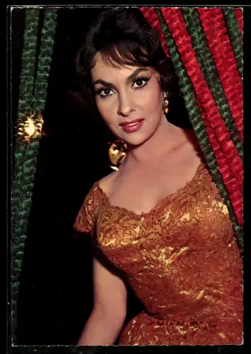 AK Schauspielerin Gina Lollobrigida im goldenen Kleid
