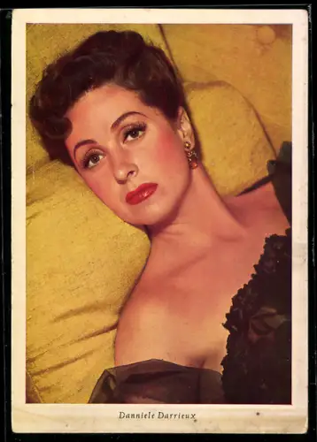 AK Schauspielerin Danniele Darrieux in verführerischer Pose