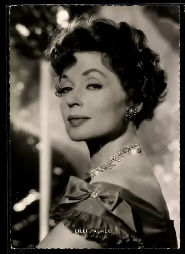 AK Schauspielerin Lilli Palmer über Schulter blickend